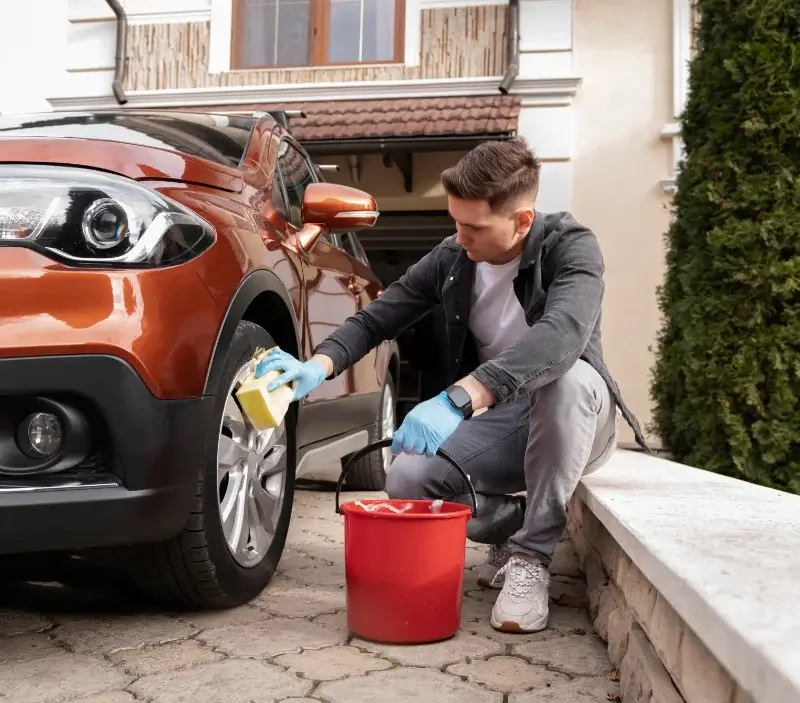 Lavage auto à domicile Saint-André-de-Seignanx : professionnel intervenant sur un véhicule